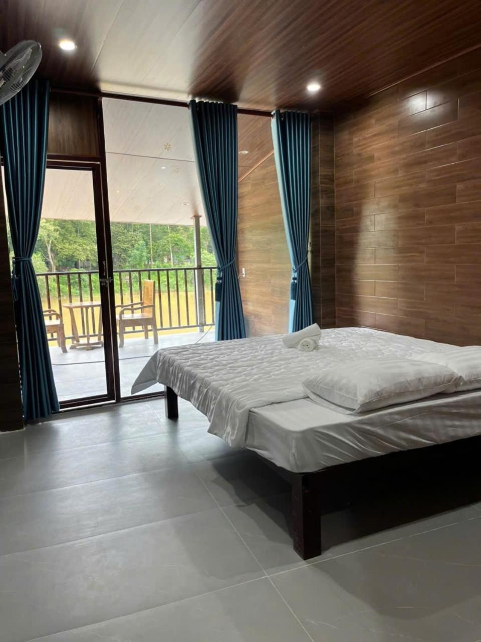 Floor River View Cat Tien Luaran gambar